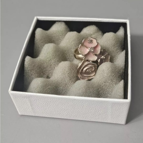 RARE blush Chanel Vintage 3 Camellia Enamel & Rhinestone CC Logo Ring! SZ 6.75 - Picture 4 of 7